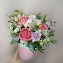 Шляпная коробка с цветами «История о лете» из роз и хризантем