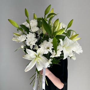 нежный букет с лилией и хризантемой