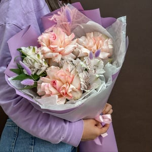 Букет «Жизненная энергия» из роз и альстромерий