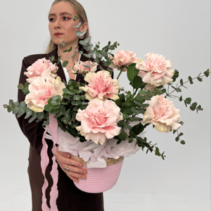 Розовые французские розы в корзине с эвкалиптом