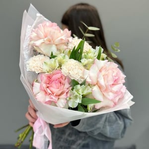 Букет с альстромерией и французской роз