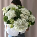 Шляпная коробка с цветами «Джульетта» из гортензий и эустом