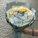 Букет «Голубика» из роз и гвоздик