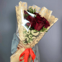 Букет из 7 красных роз с зеленью