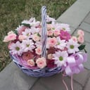 Корзина с цветами из хризантем и роз