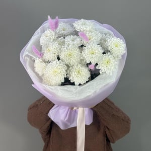 Букет белых хризантем с лагурусом