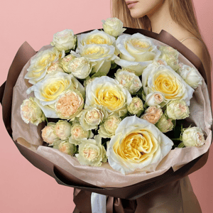 Букет с кустовой и одноголовой розой