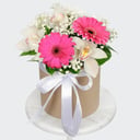 Шляпная коробка с цветами «Нежность в ладонях» из гербер и хризантем