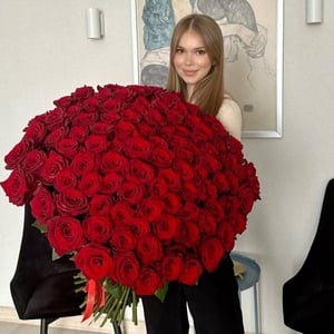 Букет 101 розы красного оттенка