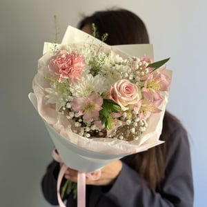 Букет с розой,хризантемой, альстромерией