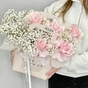 Корзина с цветами «Барби» из роз и гипсофил