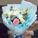 Букет «Голубая нежность» из эустом и хризантем