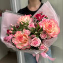 Цветочный букет Волшебная гамма из роз и альстромерий