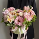 Композиция в корзинке в розовой гамме