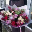 Букет «Вишневое вино» из роз и экзотических цветов