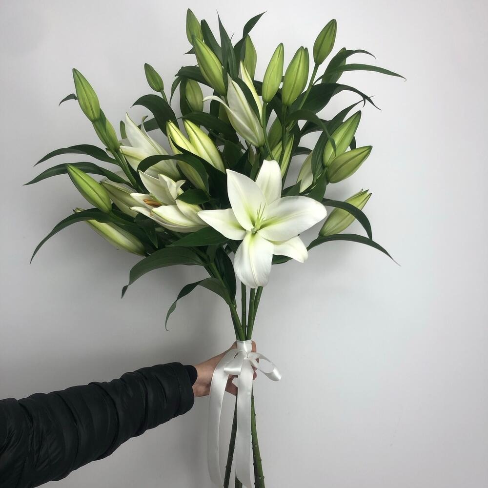 Букет из белый лилий под ленту