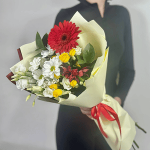 Букет «Сердца цветов» из роз и хризантем