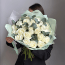 Букет из 25 белых роз с эвкалиптом