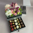 Подарочный набор «Цветы и шоколад» из роз и эустом
