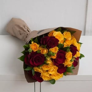 Букет из красных и желтых кустовых роз