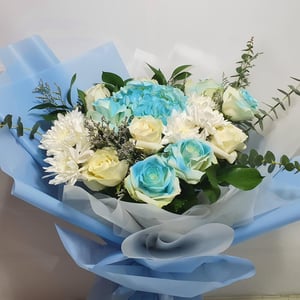 Букет «Расцвет безмятежности» из роз и хризантем