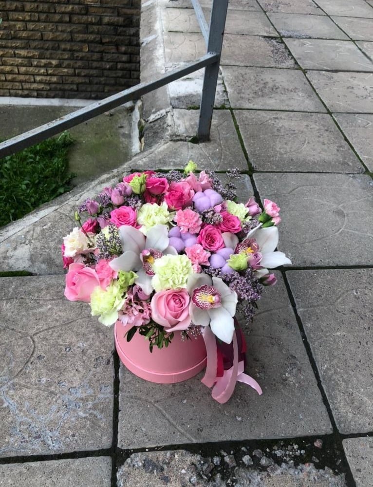 Композиция в шляпной коробке из гвоздик и роз