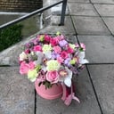 Композиция в шляпной коробке из гвоздик и роз