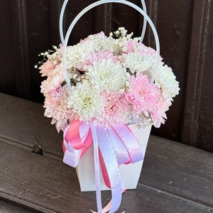 Коробка с цветами «Нежная композиция в сумочке» из хризантем