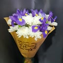 Букет с ирисами и хризантемой