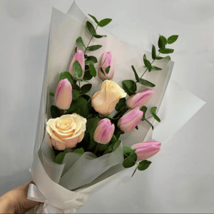 Букет из роз и тюльпанов