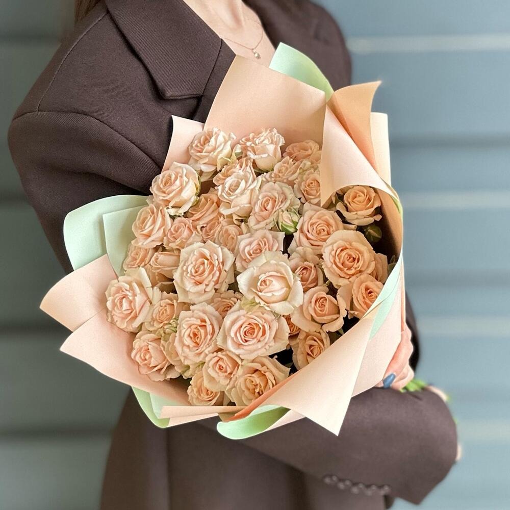 Букет из персиковой кустовой розы