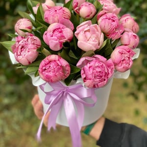 Коробка с розовыми пионами