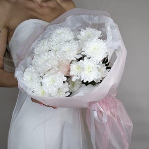 Букет из белой кустовой хризантемы