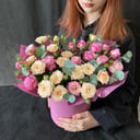 Шляпная коробка с цветами «Кустовые розы в коробке»