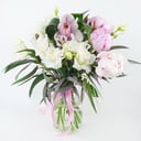 Букет «Счастливица» из пионов и гвоздик