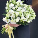 Букет из 25 белых лизиантусов из эустом
