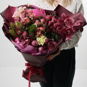 Авторский букет-гигант из гвоздик и эустом