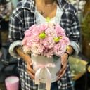 Шляпная коробка с цветами «Нежная коробка» из эустом