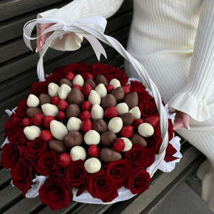 Корзина клубники в шоколаде и роз