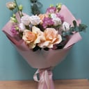 Букет «Шелест утренних грез» из роз и эустом