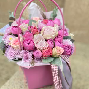 Коробка с цветами «Сиреневый туман» из роз и хризантем