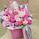 Коробка с цветами «Сиреневый туман» из роз и хризантем