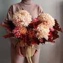 Шляпная коробка с цветами «Хризантема Авиньон и леукосперум»