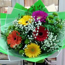 Букет «Сказка» из хризантем и гипсофил