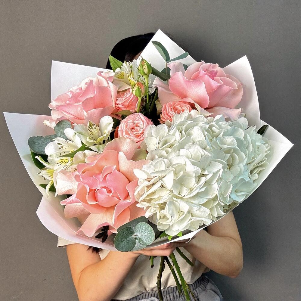 Букет с французскими розами из альстромерий и гортензий