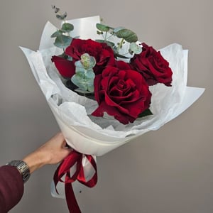Букет из трёх французских красных роз