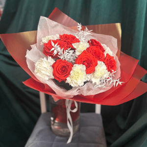 Букет Снег и пламя из роз и гвоздик