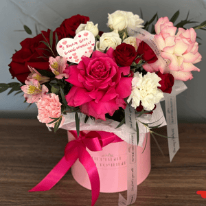 Шляпная коробка с цветами «Нежная композиция» из роз и гвоздик