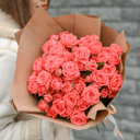 Букет «15 Кустовых роз Барбадос в крафте»