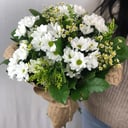 Букет «Жизненная энергия» из хризантем и ромашек